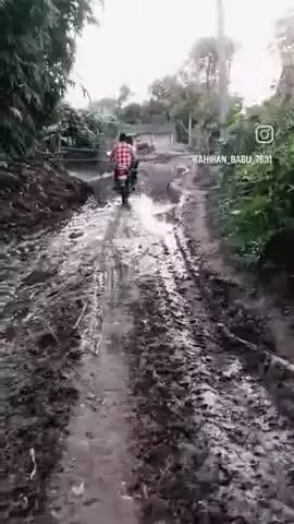 सौर बाजार:_ कांप पूर्वी गौरवगढ़ वार्ड 07 की हालत है 
#village #road##broken#