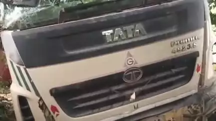 आदित्यपुर गम्हरिया: भोलाडीह स्थित फूलमनी ढाबा के पास भीषण सड़क हादसा, पलटा बलकर वाहन, चालक फरार