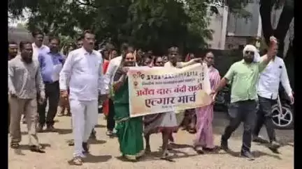 लोणार: शहरातील पोलिस स्टेशन येथे अवैध दारू बंद करण्यासाठी शिवसेना उबाठाच्या वतीने एल्गार मोर्चा #Jansamasya