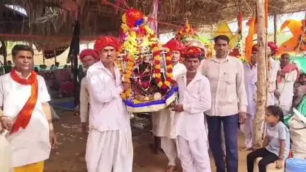 बेगुं: बेगू उपखंड क्षेत्र के नरसिंहपुरा में शनिवार को भगवान देव नारायण के मंदिर का प्राण प्रतिष्ठा महोत्सव संपन्न हुआ