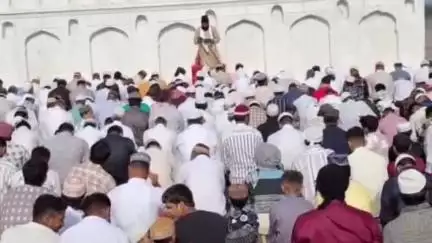 घट्टिया: पानबिहार में ईदुल अजहा का त्यौहार भाईचारे से मनाया गया, लोगों ने एक दूसरे को गले लगाकर दी ईद की मुबारकबाद