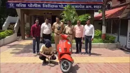 अमरावती: दस्तूरनगरात बँक कर्मचारी महिलेकडून जबरीने पैसे 
चोरणाऱ्या आरोपीला अटक; राजापेठ पोलिसांची कारवाई