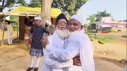 लोहरदगा: पेशरार सहित जिले में बकरा ईद की नमाज अमन और शांति से पढ़ी गई, कब्रिस्तान में पूर्वजों के लिए दुआ मांगी गई