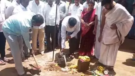 ಮಳವಳ್ಳಿ: ದೇವಿರಳ್ಳಿ ಗ್ರಾಮದಲ್ಲಿ ಗುದ್ದಲಿ ಪೂಜೆ ನೆರವೇರಿಸಿದ ಶಾಸಕ ಪಿಎಂ ನರೇಂದ್ರಸ್ವಾಮಿ