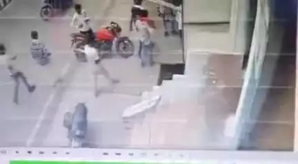 टीकमगढ़: टीकमगढ़: इलेक्ट्रिकल दुकान में दुकानदार से मारपीट, दुकान व बाइक में तोड़फोड़, सीसीटीवी वीडियो वायरल