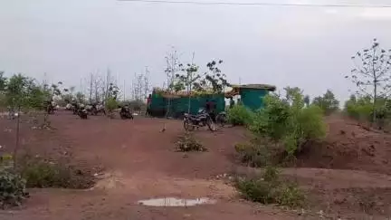 बड़वारा: बसाडी में सड़क किनारे खुलेआम अवैध शराब की बिक्री, नियमों का उल्लंघन, पुलिस व आबकारी विभाग रोकने में विफल