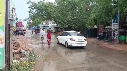గిద్దలూరు: కంభం మండల పరిసర ప్రాంతాలలో ఓ మోస్తరు వర్షం, ఈదురు గాలుల వల్ల విద్యుత్ సరఫరాకు అంతరాయం
