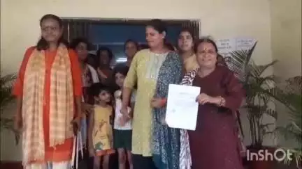 दुर्ग: खमरिया सेpmआवास में मूलभूत समस्या को लेकर कमिश्नर से मिलने पहुंचेpmआवास में रहने वाली महिलाएं #jansamasya