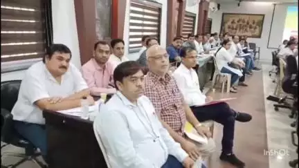 बिलासपुर: कलेक्टर संजय अग्रवाल ने जिला सहकारी बैंक के अधिकारियों के साथ बैठक कर कामकाज की समीक्षा की