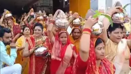 फिरोज़ाबाद: फ़िरोज़ाबाद शहर के रेपुरा रोड इलाके में राम कथा के लिए भव्य कलश यात्रा निकाली गई