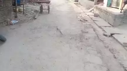 डुमरियागंज: नगर पंचायत डुमरियागंज के वार्ड नंबर 12 की सड़क व नाली काफी दिनों से है टूटी हुई वार्ड के लोग परेशान #jansamasya