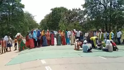 कांकेर: जजर्र सड़क की मरम्मत की मांग को लेकर ग्रामीणों ने देवरी चौक पर किया चक्काजाम,सौंपा ज्ञापन
#jansamasya