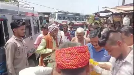 पटेरा: आर्मी में चयनित होने के बाद पहली बार पटेरा पहुंचे सेना के जवान का लोगों ने किया भव्य स्वागत