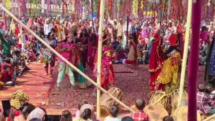 चक्रधरपुर: नलिता के कायदा गांव में छऊ नृत्य प्रतियोगिता का आयोजन किया गया, सांसद जोबा माझी उपस्थित रहीं