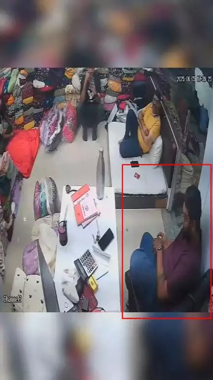 गुजरात के सूरत में दुकान पर बैठे-बैठे व्यापारी को पड़ा दिल का दौरा, मौत; कुछ दिन पहले हुई थी सगाई