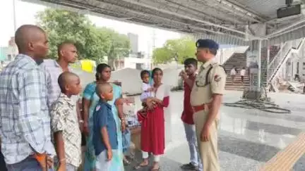 మహబూబాబాద్: పట్టణంలోని రైల్వే స్టేషన్ లో రైల్వే భద్రతా అంశాలపై ప్రయాణికులకు అవగాహన కల్పించిన ఆర్పిఎఫ్ ఎస్ఐ దుర్గాప్రసాద్..