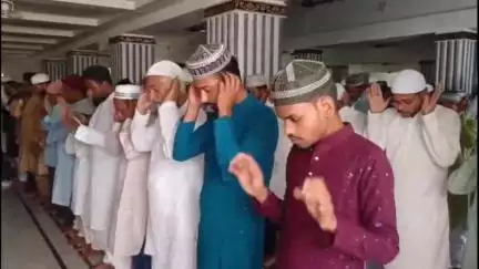 दुमका: बकरीद के अवसर पर दुमका नगर थाना के पास जामा मस्जिद सहित सभी मस्जिदों और ईदगाहों में ईद उल अजहा की नमाज़ अदा की गई