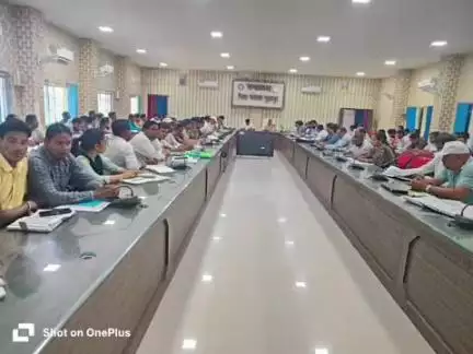 सूरजपुर: पीएम आवास योजना (ग्रामीण) की हुई समीक्षा, कलेक्टर ने स्वीकृत समस्त आवासों को अविलंब पूरा करने के दिए निर्देश