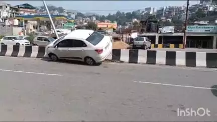 सोलन: शहर के बाईपास पर अनियंत्रित होकर डिवाइडर से टकराई गाड़ी, पुलिस मौके पर पहुंच कर रही जांच