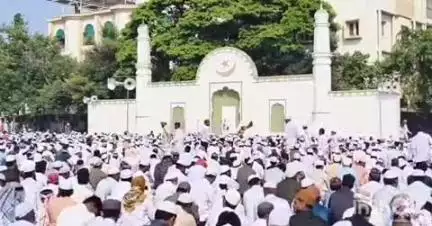 लातूर: बार्शी रोडवरील ईदगाहा मैदान येथे मुस्लिम बांधवांनी केली बकरी ईद उत्साहात साजरी, आमदार-खासदारांची उपस्थिती