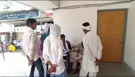 बांसवाड़ा: भमेड़ी गांव में एक व्यक्ति ने शराब पीने के बाद जहर पिया, हुई मौत, शव का पोस्टमार्टम कर परिजनों को सौंपा गया