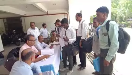 बांसवाड़ा: कलेक्ट्रेट परिसर स्थित टीएडी भवन से प्रक्षीषण लेने के बाद पंचायत समिति उपचुनाव के लिए पोलिंग पार्टियां रवाना