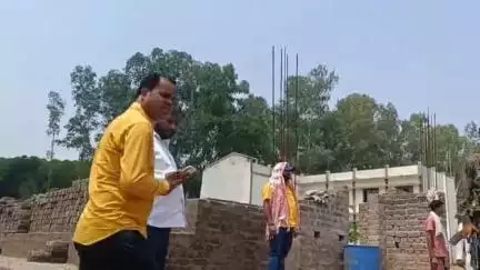 कोलेबिरा: तोरपा विधायक सुदीप गुड़िया ने स्टेडियम निर्माण कार्य का निरीक्षण किया, गुणवत्ता में लापरवाही पर नाराज़गी जताई