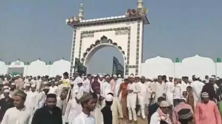 बांगरमऊ: बांगरमऊ ईदगाह में मुल्क में अमन-चैन की दुआ के साथ अदा हुई ईद-उल-अज़हा की नमाज़, प्रशासन रहा मुस्तैद