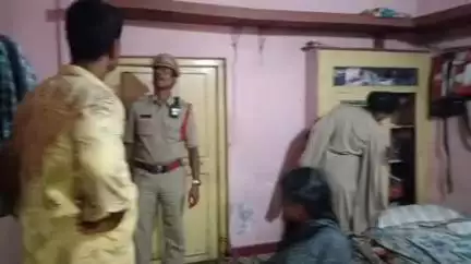 విశాఖపట్నం: ఫోర్త్ టౌన్ పోలీస్ స్టేషన్ పరిధిలోని శనివారం పలు ప్రాంతాల్లో  నాకా బందీ నిర్వహించిన పోలీసులు