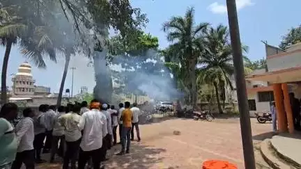 वैजापूर: बाजार समितीत फसवणूक झालेल्या शेतकऱ्यांना चेक वाटप, ८ महिन्यांच्या संघर्षानंतर अखेर कष्टाचे पैसे मिळाले