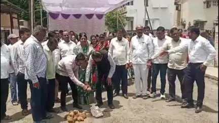 धुळे: प्रोफेसर कॉलनी रस्ता काँक्रीटीकरण कामाचा माजी संरक्षण राज्यमंत्री भामरे यांच्या हस्ते शुभारंभ