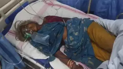 मंदसौर: जिला अस्पताल से रेफर करने के बाद एम्बुलेंस नहीं मिलने से बुजुर्ग महिला मरीज़ व उसके परिजन हुए परेशान