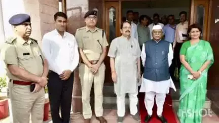 सिरोही: राज्यपाल सिरोही ने राजसमंद के लिए रवाना होकर सर्किट हाउस में पौधारोपण किया, जिला प्रशासन के अधिकारी रहे मौजूद
