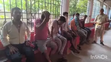 मुशहरी: उत्पाद विभाग ने छापेमारी कर शराब बेचने और पीने के आरोप में नौ लोगों को गिरफ्तार कर कोर्ट में पेश किया