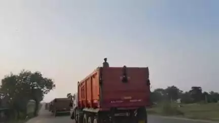कोईलवर: कोईलवर छपरा फोरलेन पर बालू लदे चलती ट्रक पर युवकों ने मस्ती करते वीडियो किया वायरल