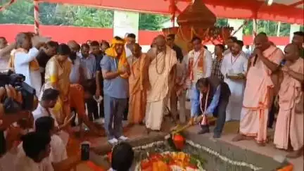 পশ্চিম নলবাৰী: গন্ধিয়াত মধ্যাহ্ন ভোজনৰ অক্ষয় পাত্ৰৰ ৰান্ধনী গৃহৰ ভূমি পূজনত অংশ লয় মুখ্যমন্ত্ৰী হিমন্ত বিশ্ব শৰ্মাই
