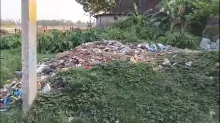 निचलौल: ग्राम सभा बिशनपुर भडेहर में घर के पास कूड़ा फेक जाने पर ग्रामीणों में आक्रोश#Jansamasya