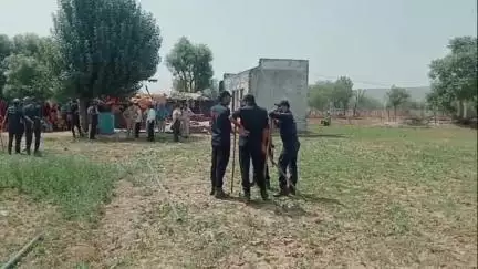 नांगल राजावतान: पापदड़ा थाना क्षेत्र के खवारावजी के समीप जोध्या की ढाणी में पिता-पुत्र की हत्या का मामला सामने आया, मौके पर जुटे ग्रामीण