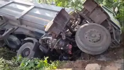 ডেবরা: ধামতোড় এলাকায় ডাম্বার টেলারের ধাক্কা,গুরুতর আহত চালক,আজ গাড়ী উদ্ধার করে আটক পুলিশের