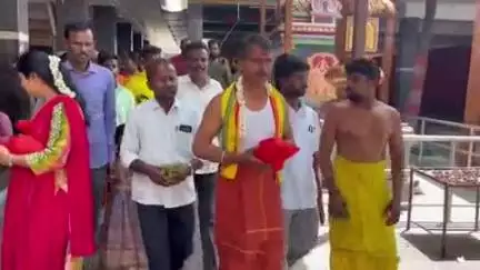 கிருஷ்ணகிரி: மருத்துவர் ராமதாஸ் மற்றும் அன்புமணி ராமதாஸ் இருவரும் ஒன்றினைய வேண்டும் என கிருஷ்ணகிரி காட்டு வீர ஆஞ்சநேயர் கோவிலில் அங்க பிரதக்‌ஷனம்