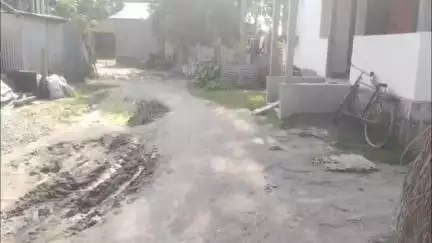 দিনহাটা ২: কুকুর কচুয়া এলাকায় দীর্ঘদিন ধরেই বেহাল রাস্তা, সংস্কারের দাবি উঠেছে #jansamasya