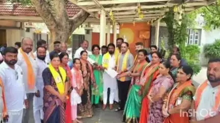 निलंगा: आ. निलंगेकर यांना शिवसेना उद्धव बाळासाहेब ठाकरे पक्षाच्या पदाधिकाऱ्यांच्या वतीने निवासस्थानी निवेदन