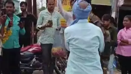 बैतूल: फौज में ट्रेनिंग कर लौटे जवान का लावण्या ग्राम में देशभक्ति गीत के साथ ग्रामीणों और युवाओं ने किया स्वागत