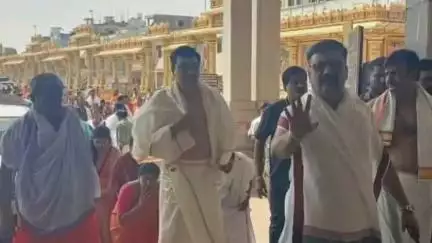 మంత్రాలయం: మంత్రాలయం శ్రీ గురు రాఘవేంద్ర స్వామిని దర్శించుకున్న కర్ణాటక రాష్ట్ర హైకోర్టు న్యాయమూర్తి అశోక్ ఎస్ కినాగి