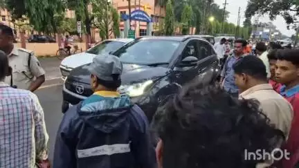 जगदलपुर: जिला न्यायालय के सामने सड़क हादसा, तेज रफ्तार कार ने खड़ी दुपहिया वाहन को मारी टक्कर, एक महिला घायल