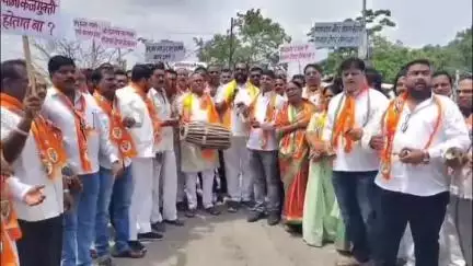 जालना: ग्यानबा तुकाराम... म्हणत, आश्वासनातले किती झाले काम..? शिवसेना ठाकरे गटाचे जिल्हाप्रमुख आंबेकर यांनी विचारला सवाल