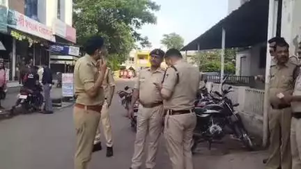 देवास नगर: उज्जैन रोड बाईपास पर रेस्टोरेंट के पास अज्ञात युवकों ने एक युवक पर चाकू से हमला किया, इंदौर रेफर