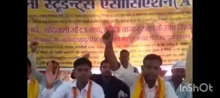 बलिया: गोंड अनुसूचित जनजाति के प्रमाण पत्र की मांग को लेकर कलेक्ट्रेट स्थित मॉडल तहसील परिसर में 132वें दिन जारी रहा आंदोलन