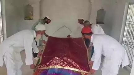 हसनपुर: हसनपुर के गांव लिसड़ी बुजुर्ग में स्थित कासिम मियां की दरगाह पर चादर पोसी करने वालों का लगा रहता है तांता