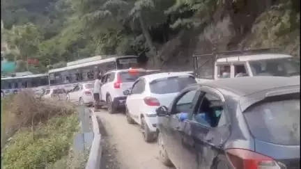 कुल्लू: ओट जलोड़ी सड़क पर दिन भर लगा रहा जाम, पर्यटकों सहित स्थानीय लोगों को करना पड़ा परेशानियों का सामना